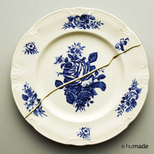 Load image into Gallery viewer, A round plate with gold kintsugi 

