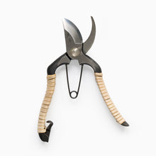 Load image into Gallery viewer, Fujimaki Rattan Secateurs by Niwaki
